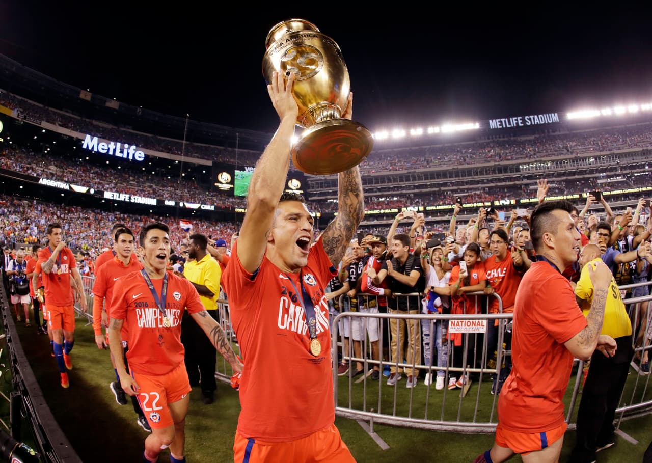 El volante Mark González, uno de los campeones de Copa América con Chile, jugó muy poco con Colo Colo en su país este año por lo que apenas acabó su contrato quedó libre.