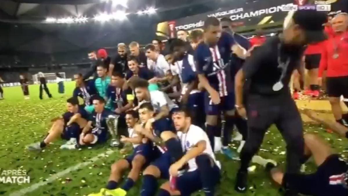 En las celebraciones por la Supercopa ocurrió este curioso momento cuando Kylian Mbappé lo sacó de la fotografía con la Copa. Pareció una broma pues Verratti bromeó con el francés.