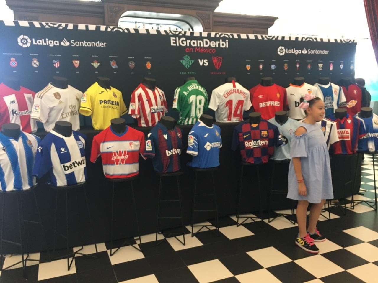 Gran ambiente en la Ciudad de México para vivir 'El gran Derbi' entre el Betis y el Sevilla.