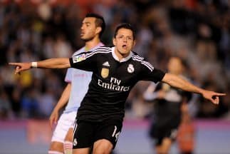 Javier Hernández festeja uno de sus goles ante el Celta.