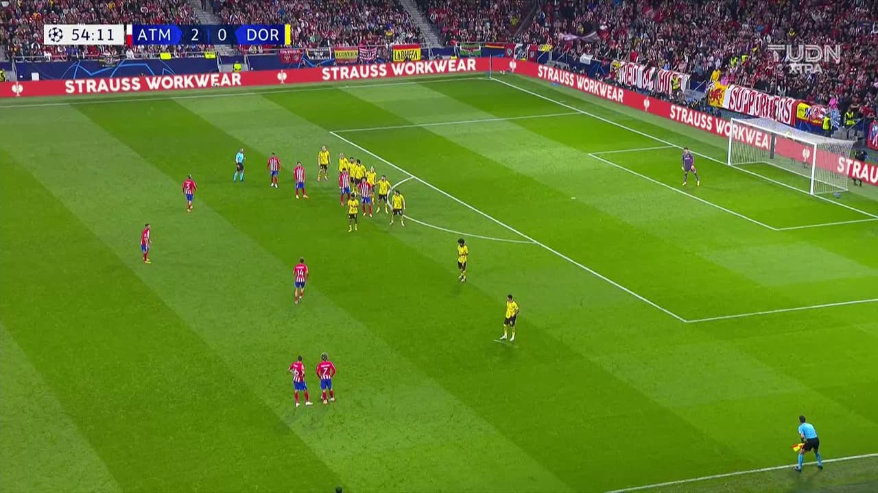 ¡TIRO ATAJADO! disparo por Álvaro Morata.