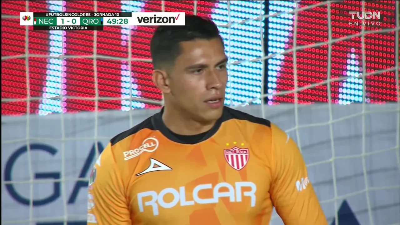 ¡TIRO ATAJADO! disparo por Enzo Martínez.