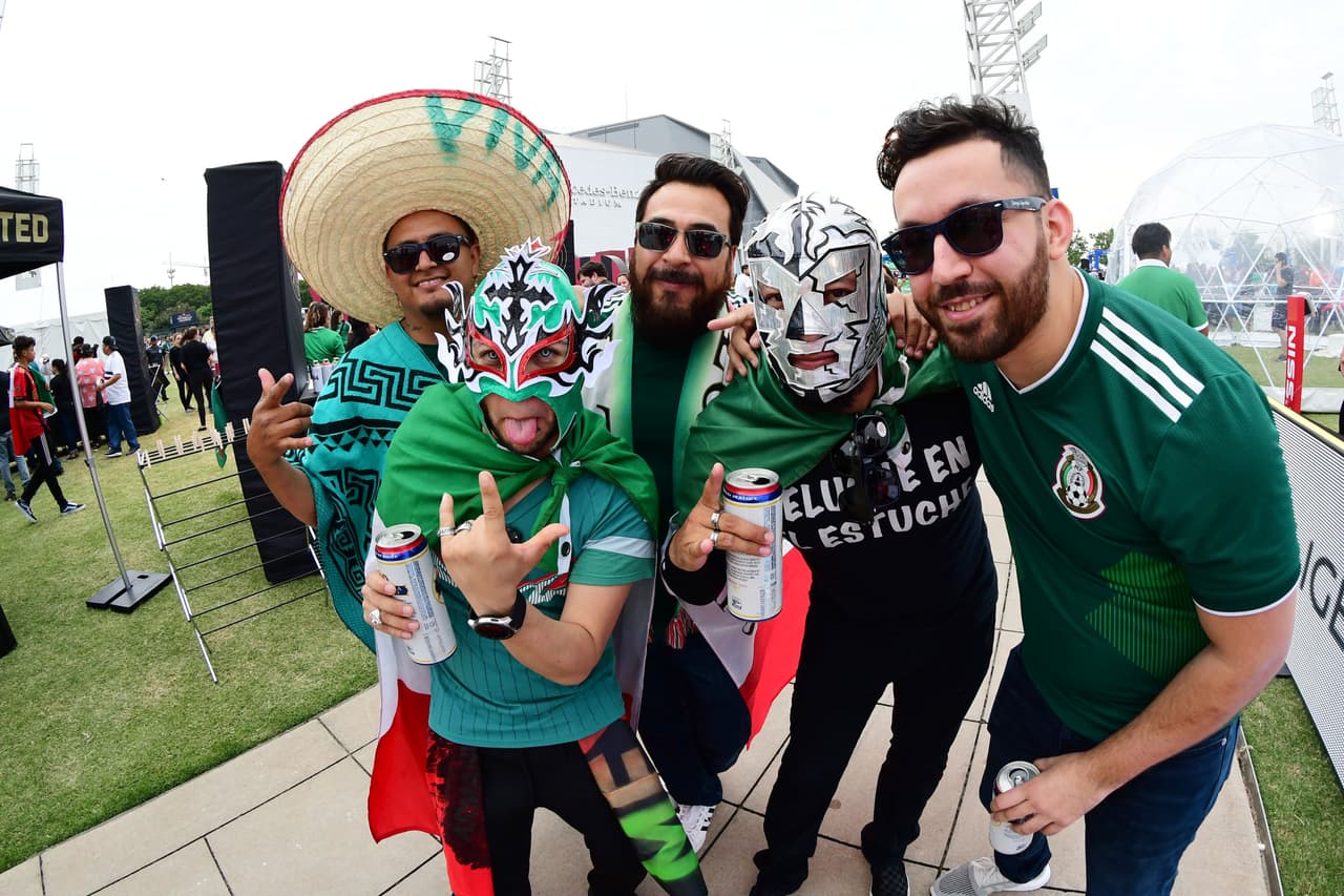 Con gran entusiasmo arribaron los aficionados de la Selección Mexicana para apoyar al Tri en su partido de preparación para la Copa Oro ante Venezuela en Mercedes-Benz Stadium, en Atlanta. Gran colorido y buen ambiente estaban armando los seguidores mexicanos y también los venezolanos que llegaron a apoyar a su Vinotinto, que se prepara para la Copa América.