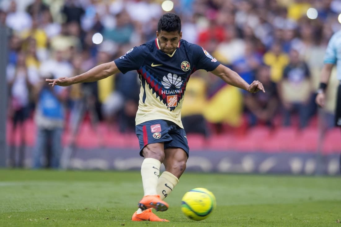 Al minuto 10 el árbitro sancionó penal a favor de los locales tras falta en el área sobre Henry Martín. Polémico, pero no importó para Cecilio Domínguez.