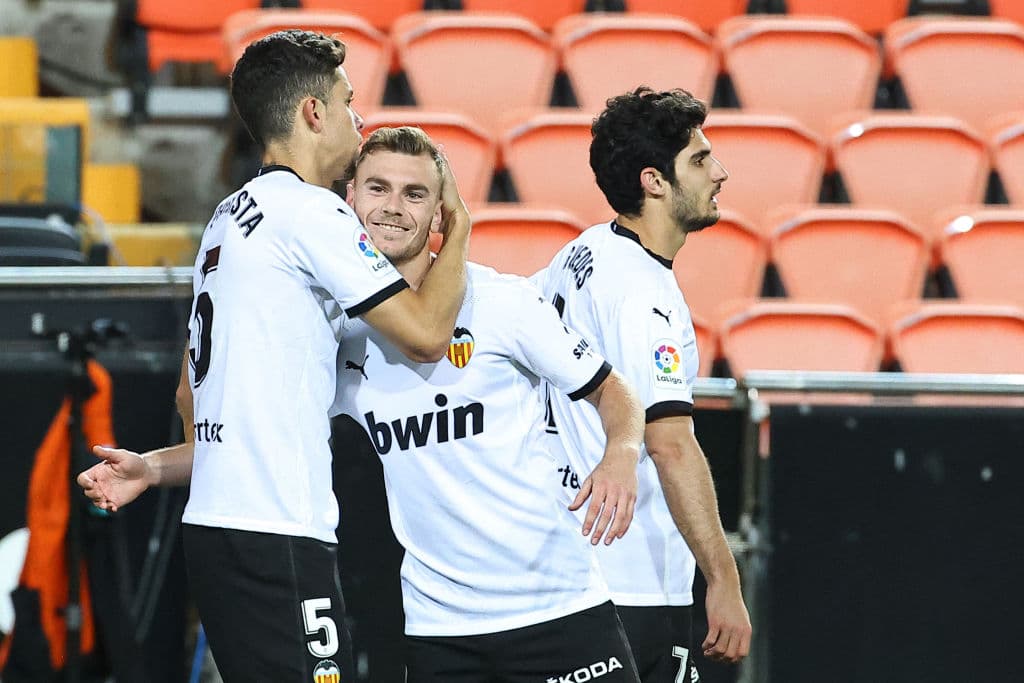 Barcelona derrota al Valencia 3-2 durante la Jornada 34 de LaLiga. Gabriel Bautista abrió el marcador para los locales, pero Lionel Messi con doblete, seguido de Antoine Griezmann, pusieron arriba a los culés, sin embargo ya al filo del partido, Carlos Soler anotó el segundo tanto para los 'ches'.