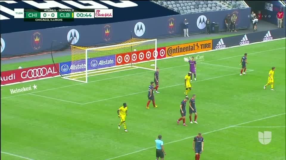 Tiro desviado de Derrick Etienne