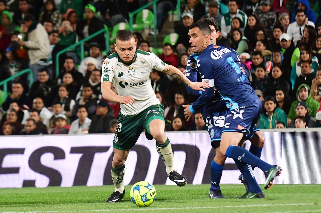 Se supone que Édgar Dueñas es de los centrales experimentados de la Liga MX y 
<a href="http://www.univision.com/deportes/futbol/liga-mx/santos-apedreaba-el-rancho-poblano-y-finalmente-cayo-el-primero-video#rel" target="_blank">aún así la zaga poblana no se aprendió los tiros de esquina de Santos</a>.