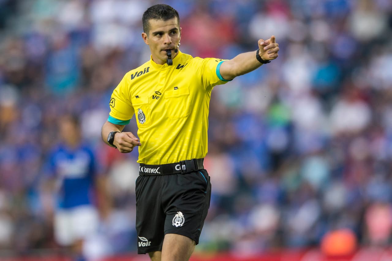 Que difícil encuentro para el árbitro Fernando Hernández. Al final se requirieron 7 tarjetas amarillas y 3 rojas para poder controlar el encuentro.