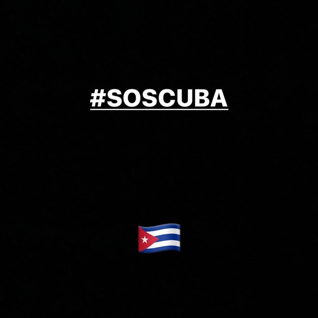 Camila Cabello, nacida en La Havana, posteó un cuadro negro con la leyenda #SOSCUBA, seguido de la bandera cubana.