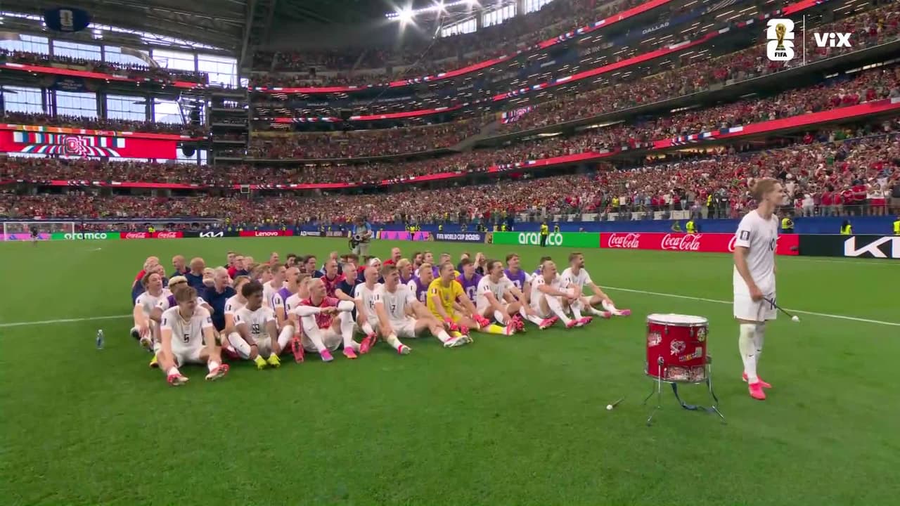 ¡Festejo vikingo! Noruega celebra con su afición el pase a octavos