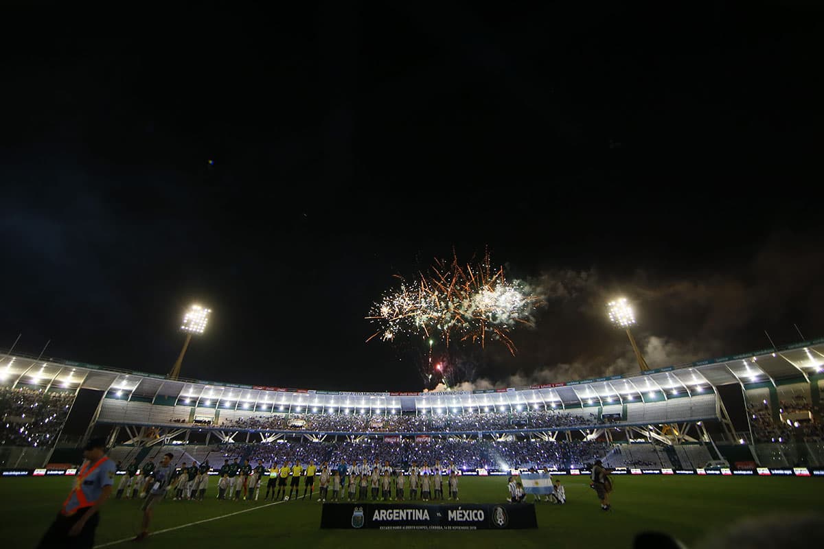 La salida de Argentina y México estuvo adornada por un impresionante espectáculo de fuegos pirotécnicos en el Estadio Mario Alberto Kempes de Córdoba.