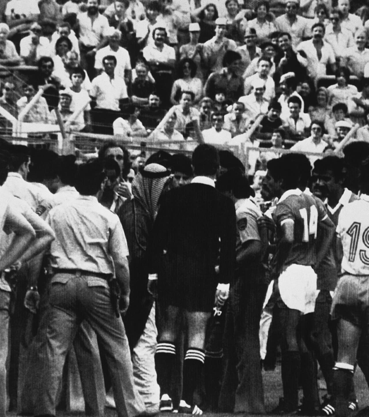 En medio de la polémica, el árbitro búlgaro Miroslav Stupar decidió anular el tanto de manera inaudita. El juez después fue relegado de su cargo, mientras que el jeque pagó una multa de 10 mil dólares.