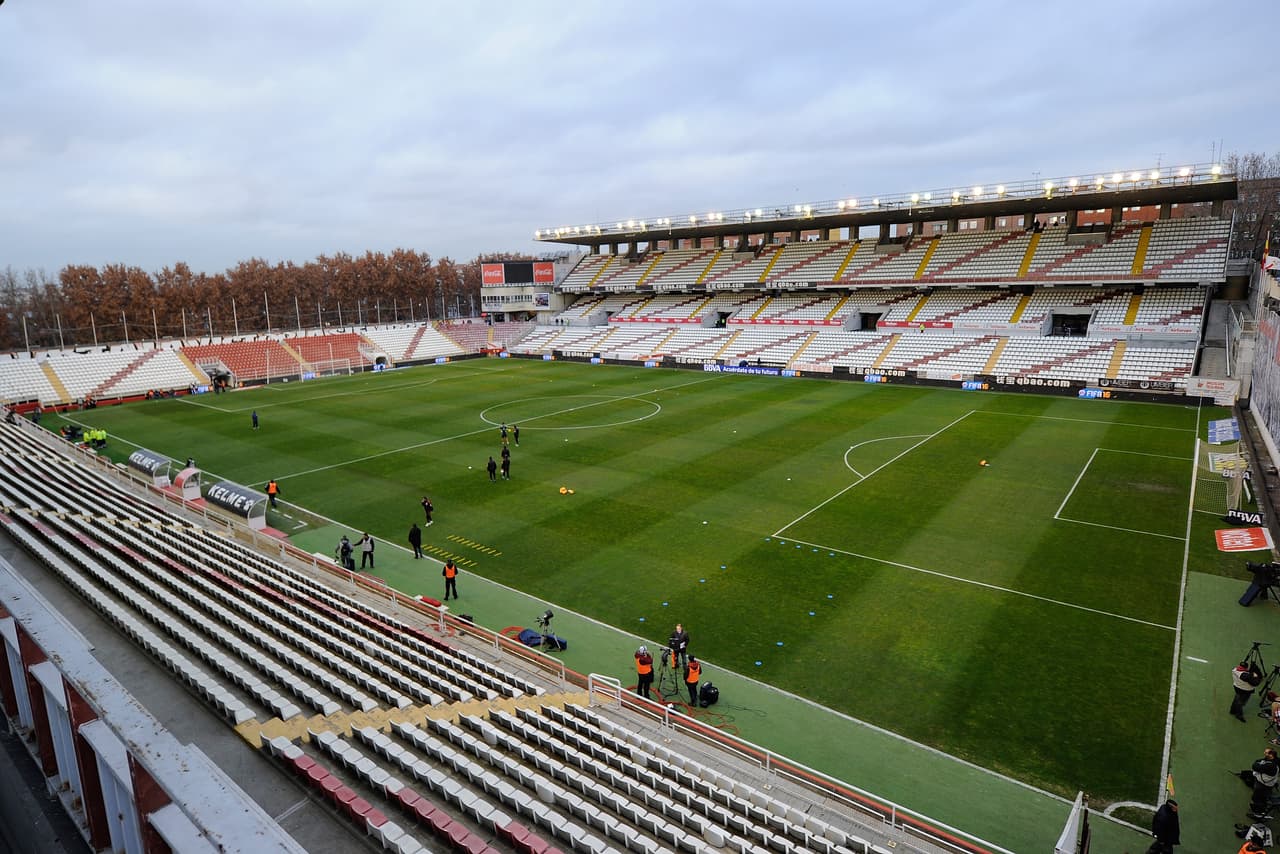 <b>Estadio de Vallecas - </b>Rayo Vallecano (España): este popular estadio de Madrid ue construído en 1976, pero el paso del tiempo le ha pegado muy fuerte. Sin los cuidados necesarios, vive momentos difíciles por daños en su estructura. En cuanto a su diseño, parece un estadio argentino, con la particularidad de que uno de sus fondos es una barrera de concreto con edificios en frente.