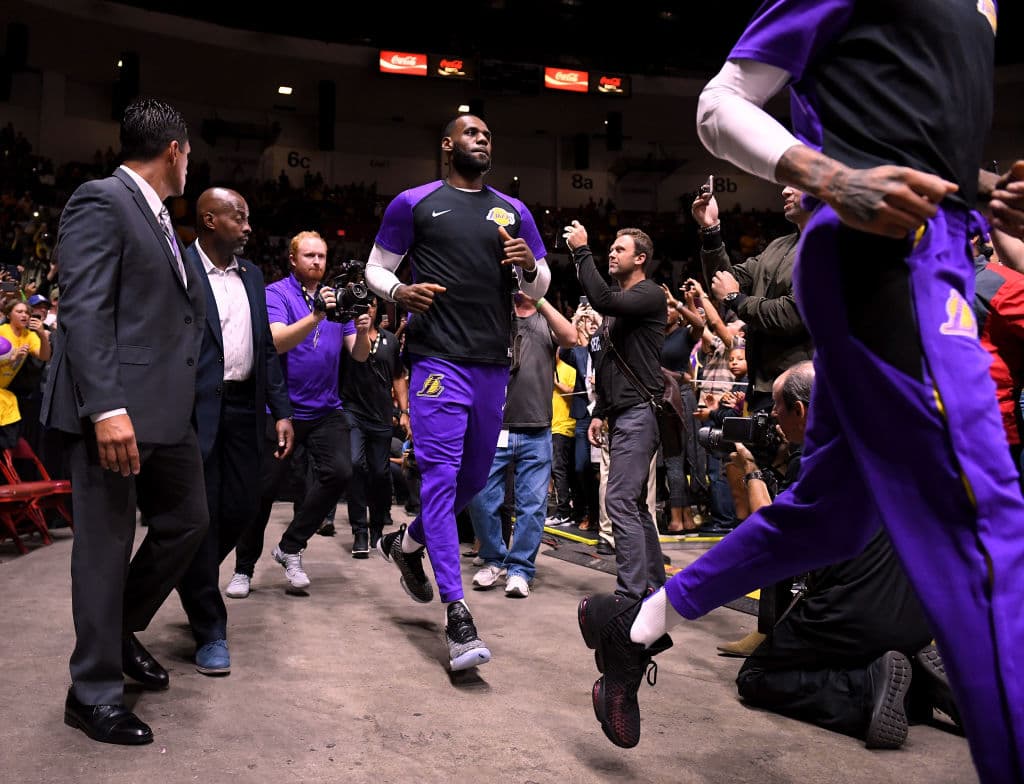 Mientras tanto el King James ya puede tachar de su lista de pendientes debutar con los Lakers, tarea que ejecutó esta noche de domingo en San Diego a plenitud.