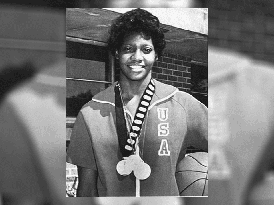 <b>Lusia Harris, 1977</b>
<br>Fue una pionera en el basketball femenil, pues representó a los Estados Unidos y ganó medalla de plata en los Juegos Olímpicos de 1976, pero lo que la hizo diferente es que fue la primera mujer en ser elegida oficialmente en el draft de la NBA por New Orleans Jazz.