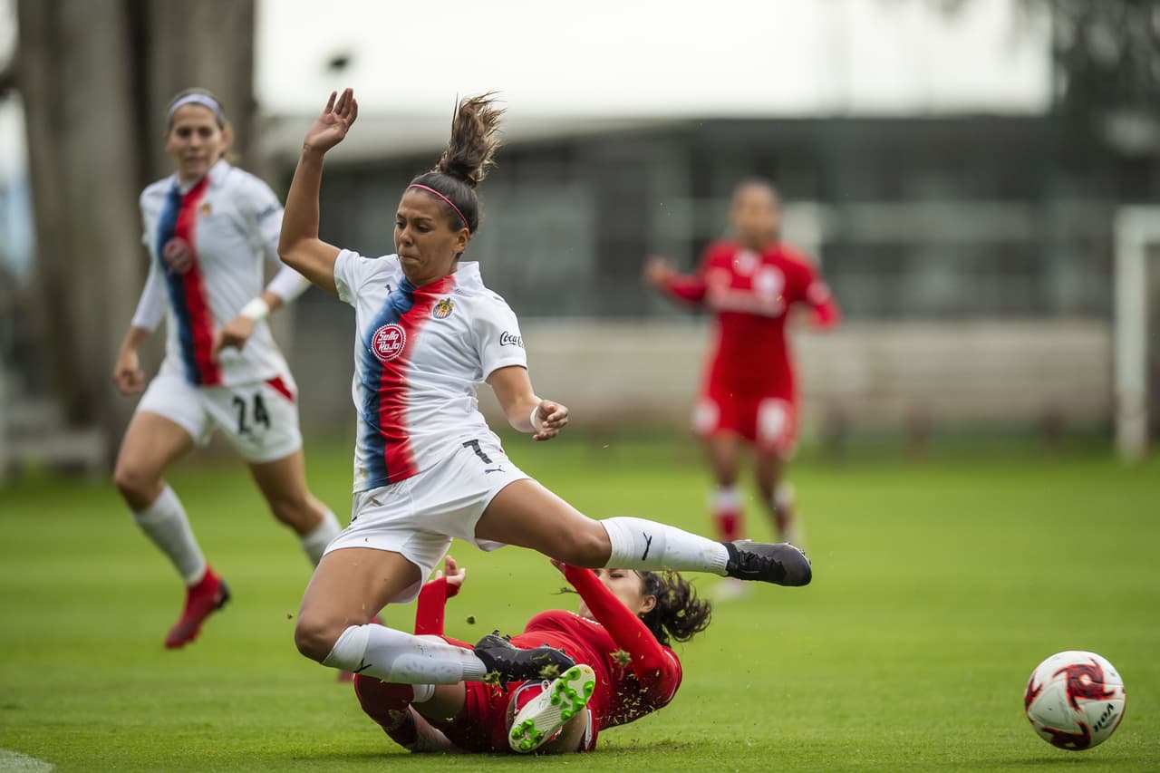 Las Chivas no se tocan el corazón y golean a las Diablas del Toluca para asegurar su lugar en la cima del torneo.