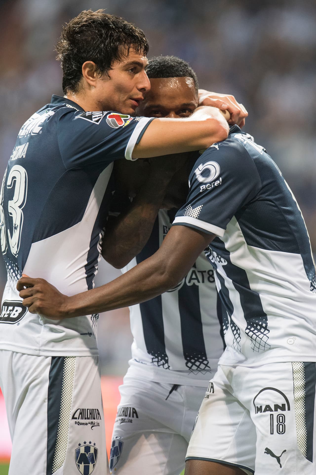 Los tres colombianos de Monterrey se fundían en un abrazo celebrando el gol de Hurtado. Buena temporada la del delantero.