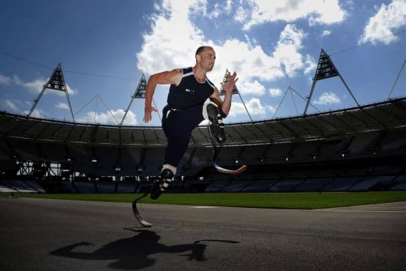 Oscar Pistorius es uno de los atletas más reconocibles del mundo y la cara de atletas discapacitados que buscan oportunidades iguales con base en su talento. Pistorius es también una figura envuelta en controversia y un juicio por asesinato. Aquí te presentamos una retrospectiva de su carrera deportiva.