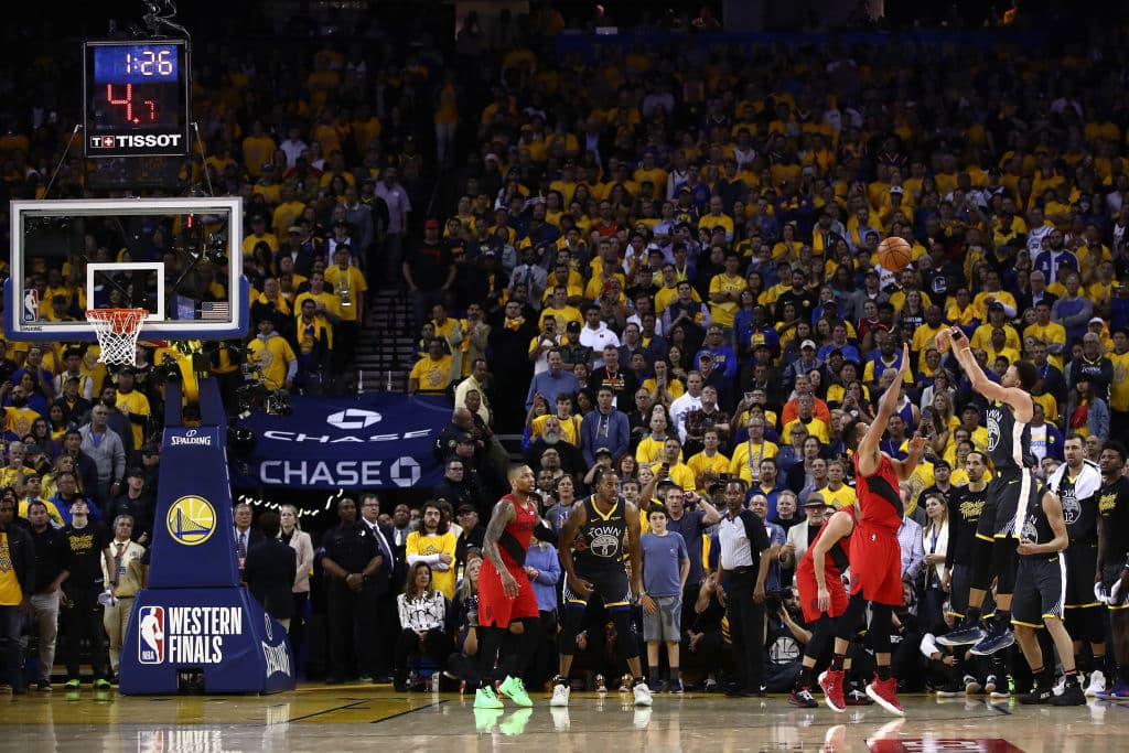 Con 37 Puntos Stephen Curry rescató de una posible derrota a los Golden State Warriors al llevarse el Juego 2 de la Final de la Conferencia del Oeste en Oracle Arena por 114-111 sobre unos Portland Trail Blazers que dieron un gran juego, pero que no fue suficiente para arrancarle la victoria a los campeones de la NBA. Tuvo Portland ventaja de 15 puntos al medio tiempo y de ocho en el cuarto periodo, pero todo se derrumbó para los visitantes.