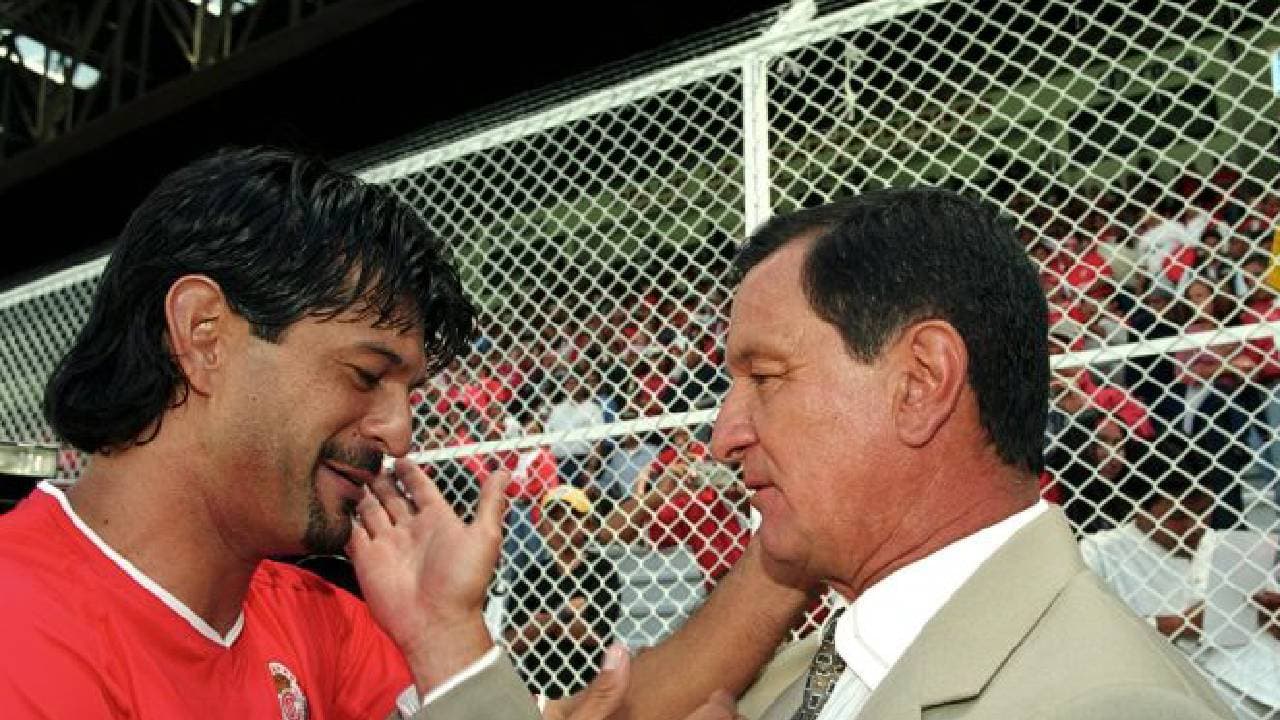 El depredador del área llegó al futbol mexicano en 1994, pero una serie lesiones y la poca actividad en la liga, le hizo dudar sobre su decisión de jugar en tierras aztecas.