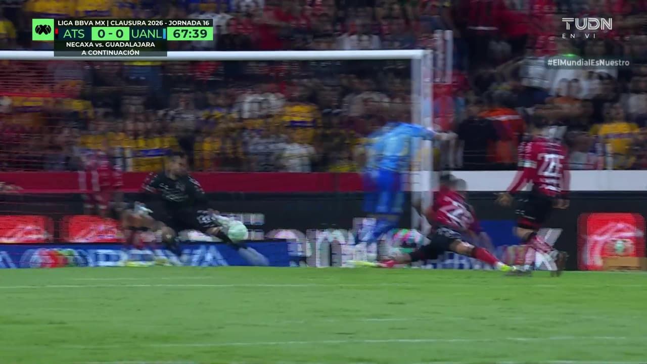 ¡Atajada enferma de Camilo Vargas! El colombiano evita el gol de Tigres