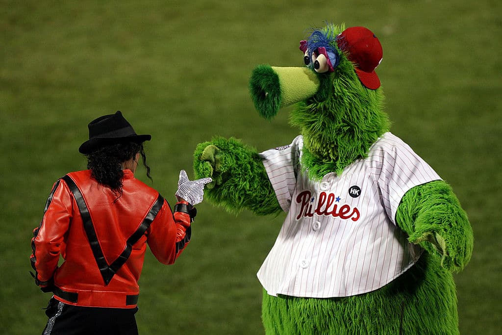 'Phillie Phanatic', la alegre mascota de los Philadelphia Phillies, bien podría ser un personaje de 'Plaza Sésamo'.
