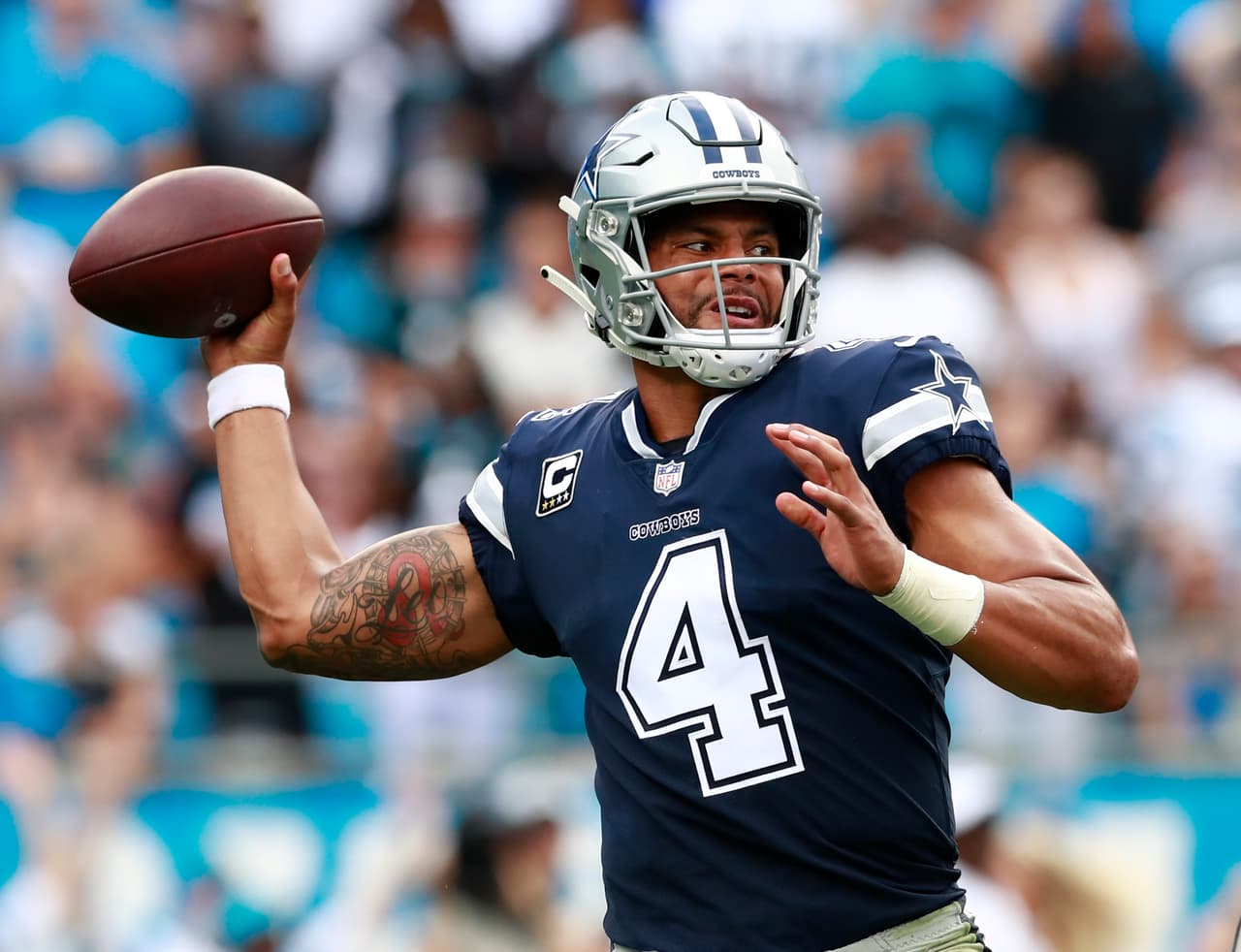 Jerry Jones considera que el estilo de Dak Prescott está entre Jared Goff y Cam Newton