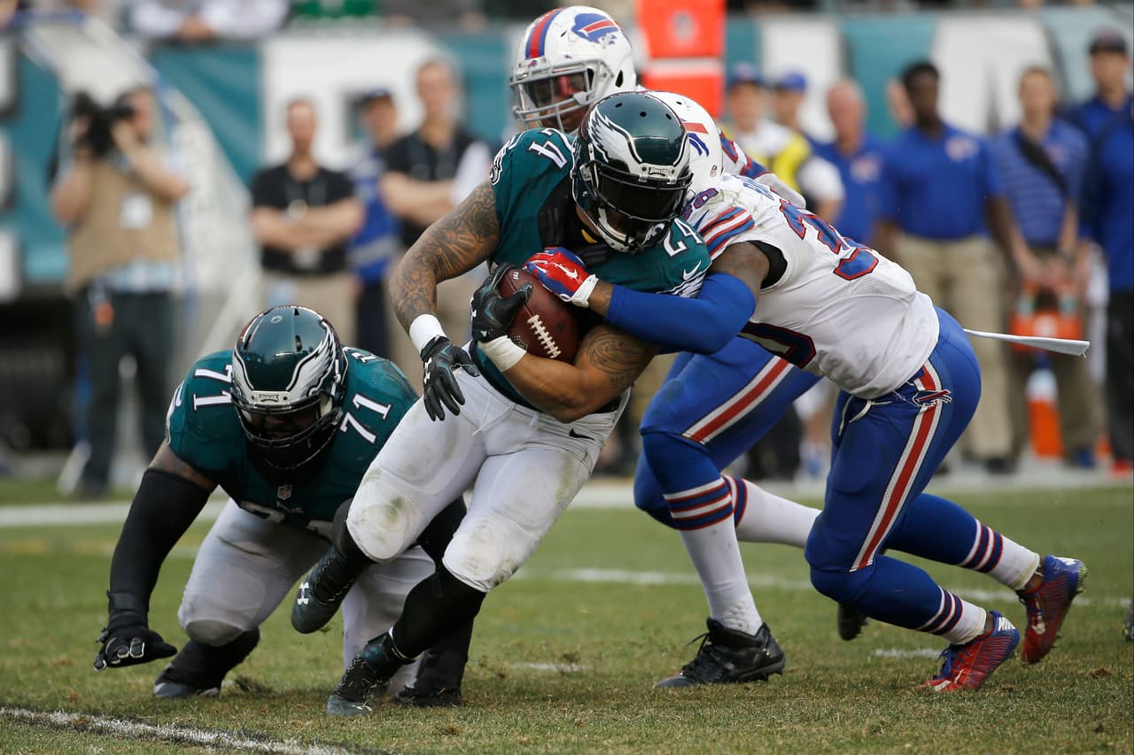 Los Philadelphia Eagles vencieron 23 - 20 a los Buffalo Bills para colocarse con marca de 6 - 7 en la pelea por el título divisional en el Este de la NFC.