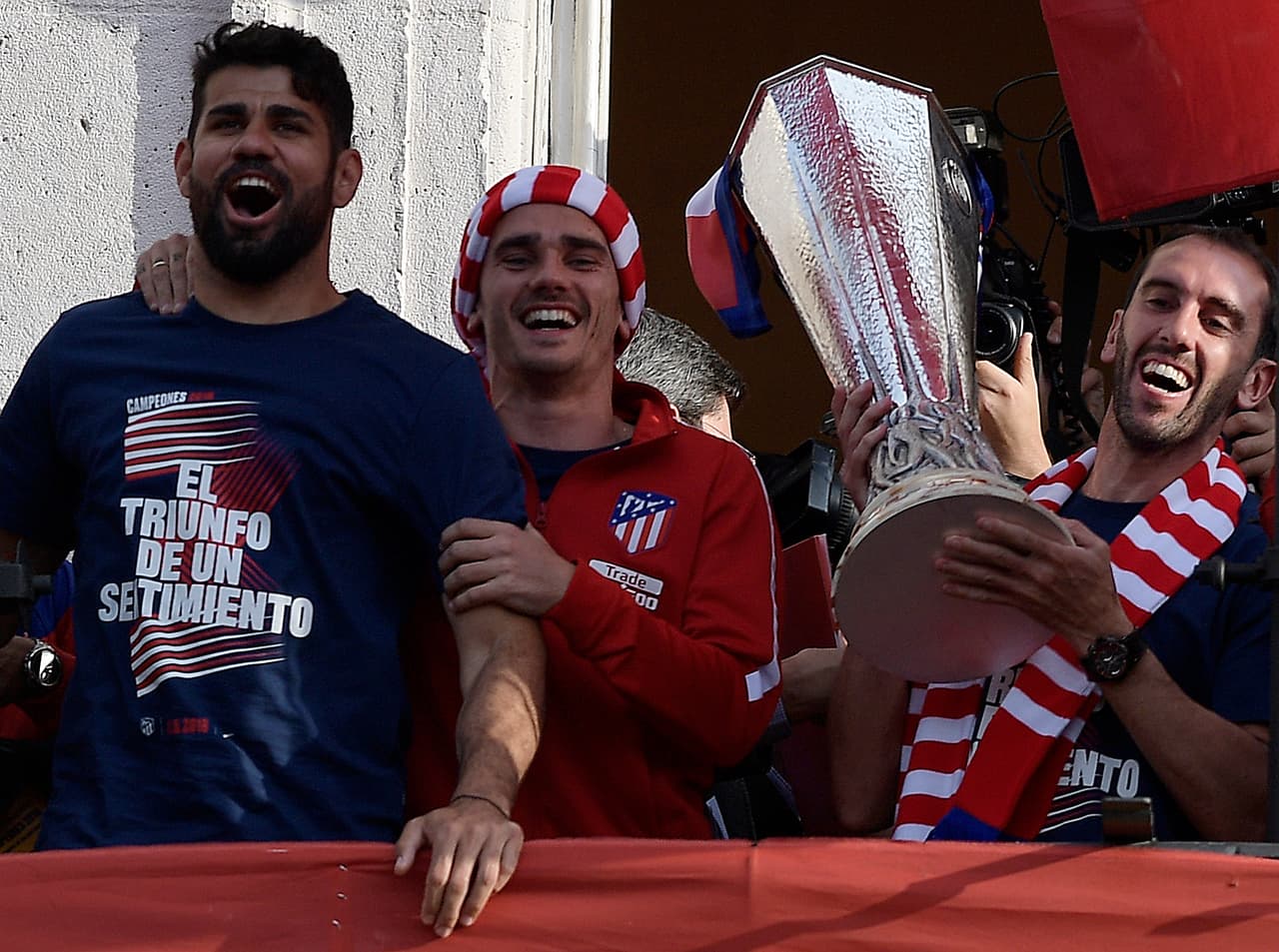 Diego Costa, Antoine Griezmann y Diego Godín levantaban el trofeo en señal de victoria y la algarabía aumentaba.