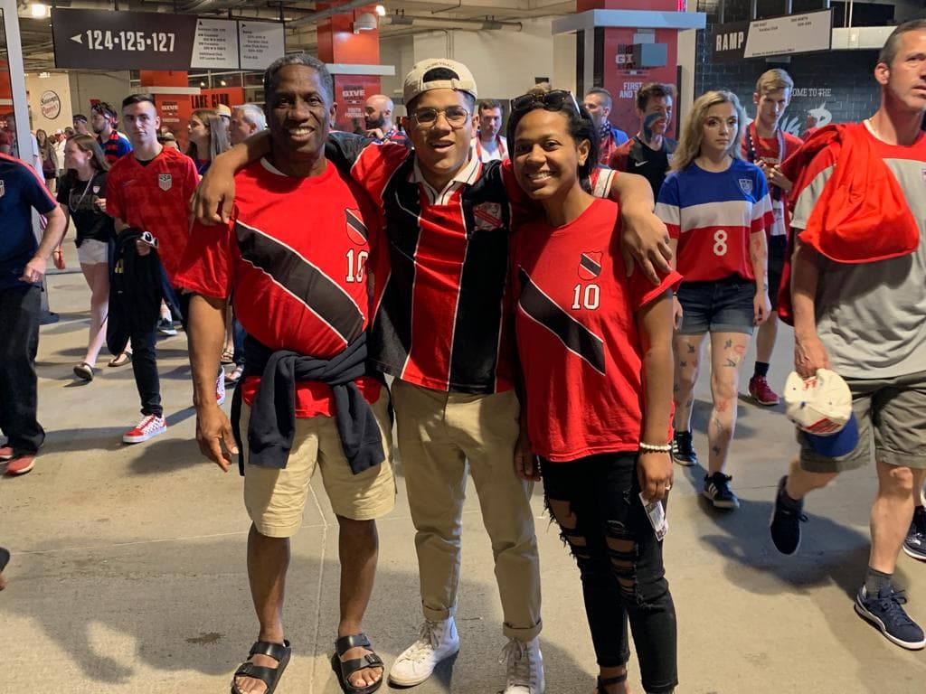 Los fanáticos estadounidenses y trinitenses se preparan en el FirstEnergy Stadium de Cleveland, Ohio, para su encuentro en el Grupo D de la Copa Oro.