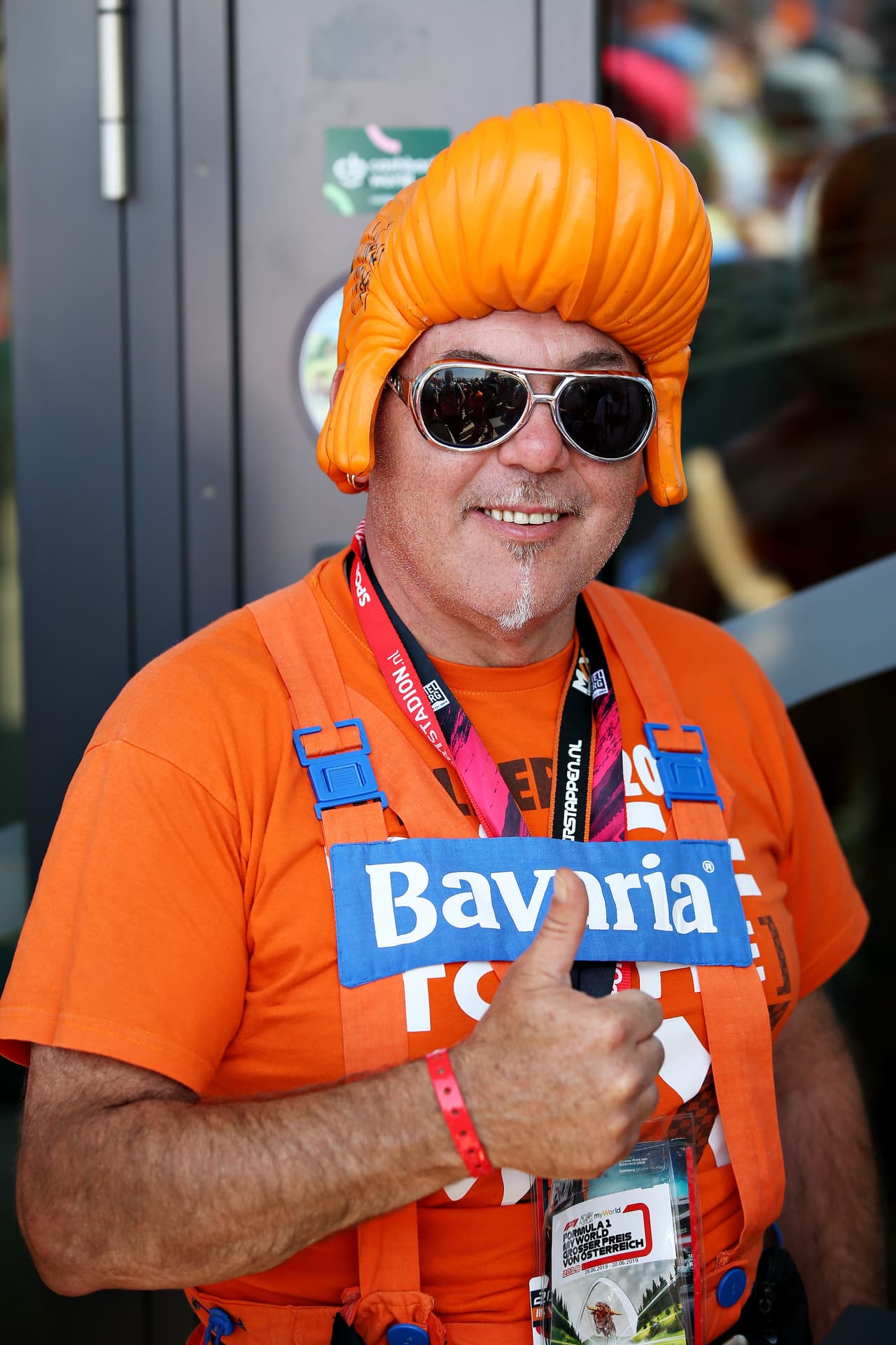 La belleza de las modelos, los fanáticos del neerlandés Max Verstappen, los espectáculos aéreos y el colorido hacen parte de la fiesta fuera de la pista en el Gran Premio de Austria en la Fórmula 1.