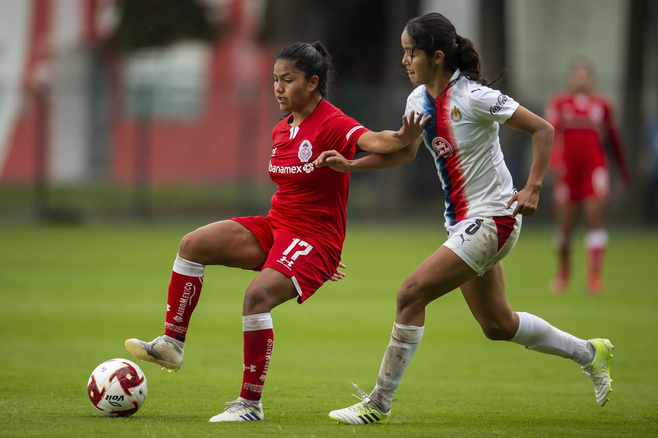 Las Chivas no se tocan el corazón y golean a las Diablas del Toluca para asegurar su lugar en la cima del torneo.