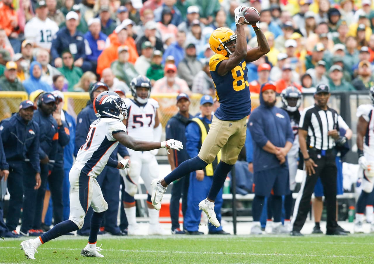 <b>Denver Broncos 16-27 Green Bay Packers.</b> En el aire, Valdes-Scantling recibe el ovoide; DeVante Bausby observa impotente.