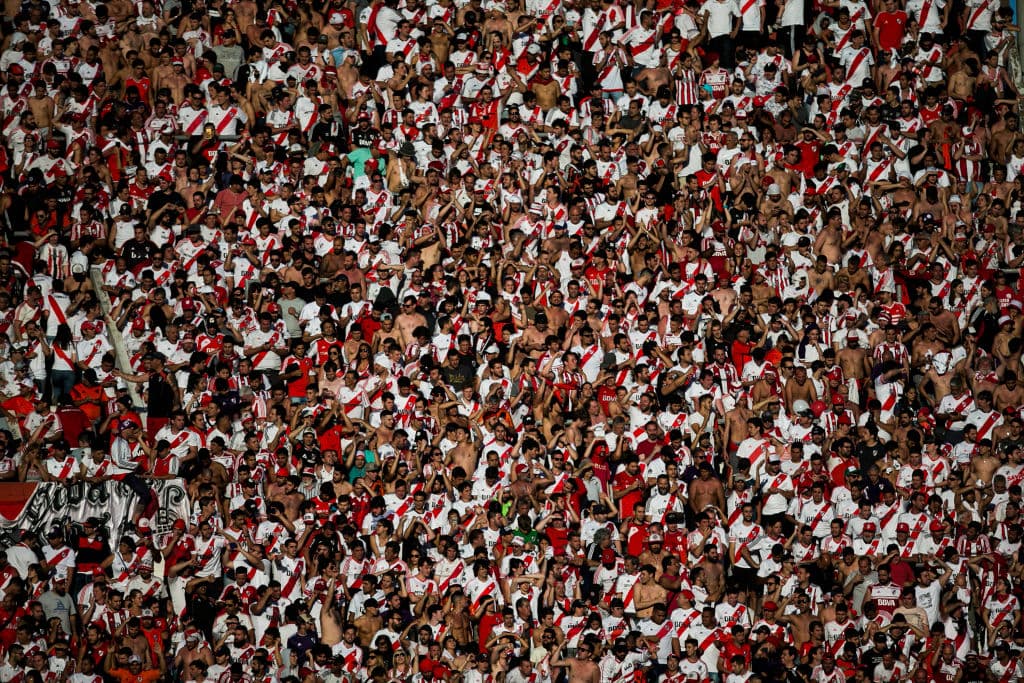 Los fanáticos de River Plate esperaron varias horas por la final de la Copa Libertadores contra Boca Juniors, juego suspendido luego de la agresión al vehículo del equipo Xeneize camino al estadio.