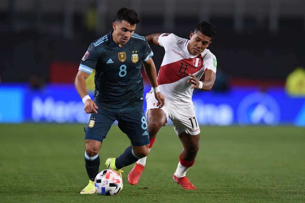 Lautaro Martínez saca un cabezazo al final del primer tiempo y le da la victoria 1-0 a Argentina sobre Perú.