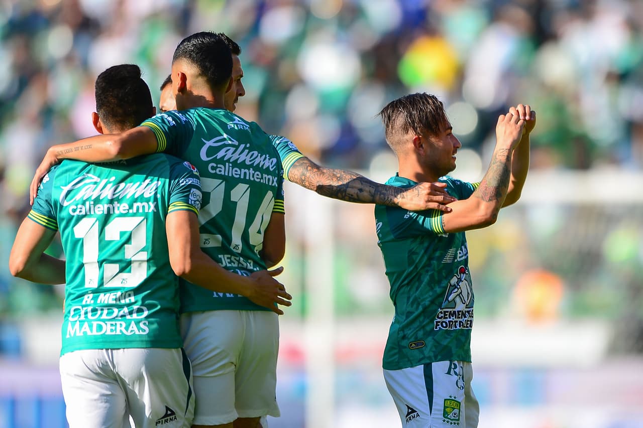 Jean Meneses saca disparo razante pegado al palo, Hugo González se lanza pero no logra impedir que la pelota entre al arco.