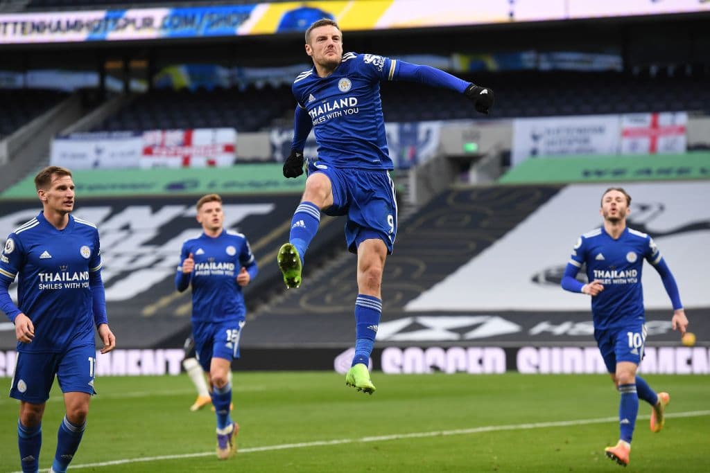 Leicester City se impone en casa del Tottenham y se lleva la victoria 2-0. Jamie Vardy fue el autor del primer gol al minuto 49 y un rebote en Toby Alderweireld, se convierte en autogol. Los 'Spurs' caen a la quinta posicion de la tabla, mientras que los 'Foxes' ocupan el segundo lugar en la Premier League.