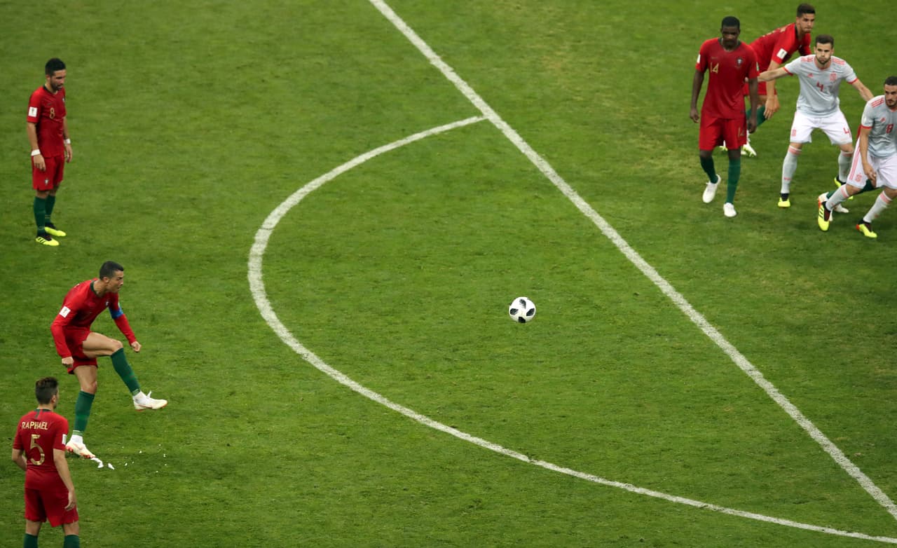 En las caras de los jugadores que formaron el muro defensivo se denotaba una preocupación, pues es de clase mundial la pierna derecha de Ronaldo en el cobro de tiros libres, potente y eficaz.