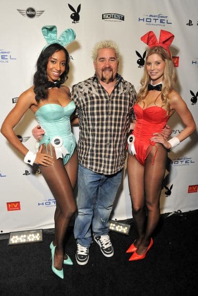 El famoso restaurantero Guy Fieri posó con las famosas 'conejitas' de Playboy.