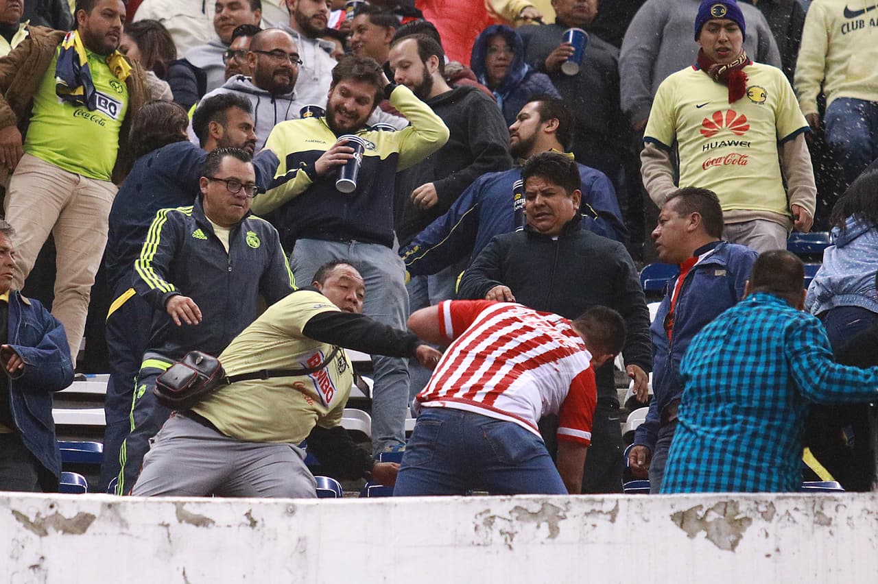 Las cosas se tornaban complicadas ya que comenzaron a sumarse muchos más aficionados.