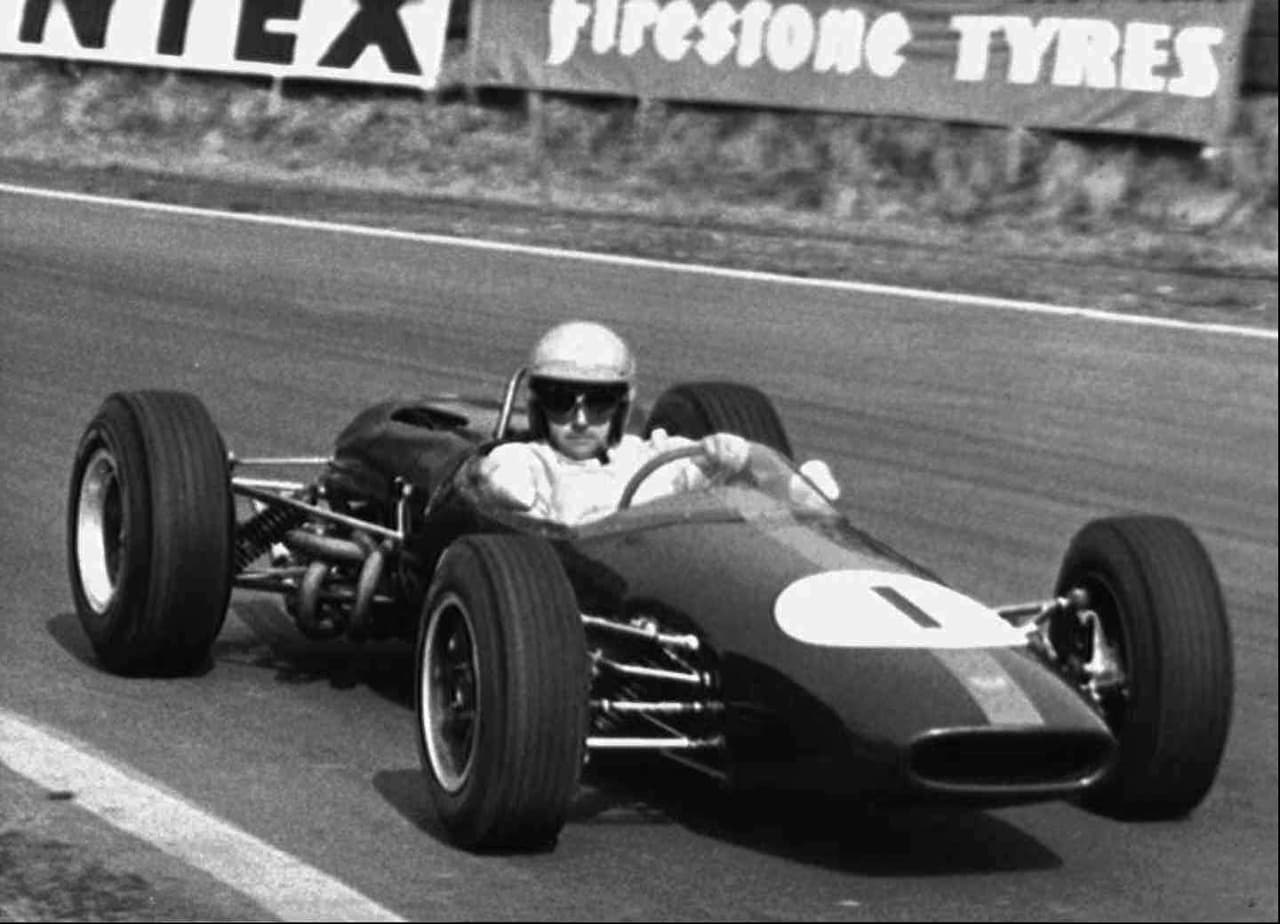 Jack Brabham el piloto inglés hizo historia al coseguir tres títulos de la Fórmula 1 en años diferentes ( 1959,1960y1966).