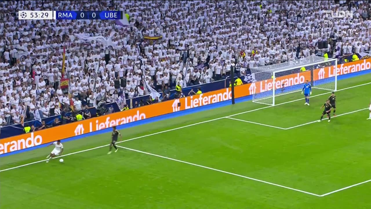 ¡TIRO ATAJADO! disparo por Joselu.