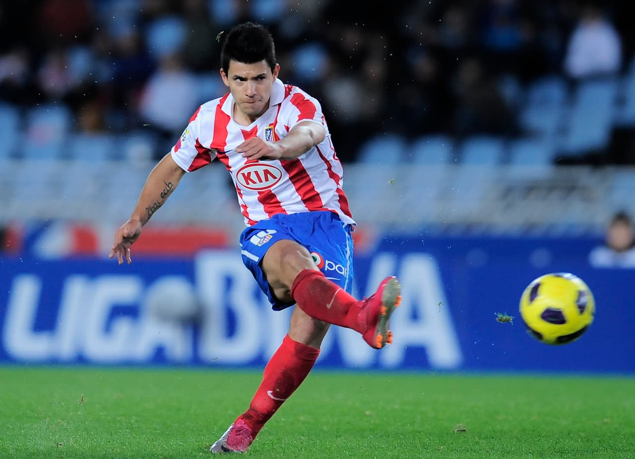 El ‘Kun’ jugaba para el Atlético de Madrid cuando entró al estudio de grabación para esculpir con su voz el tema ‘Kun Agüero’ de Los Leales.
