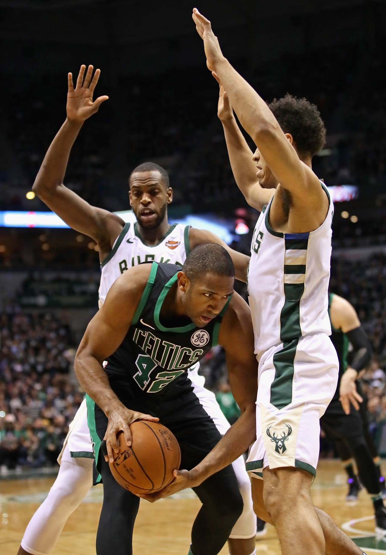 Milwaukee Bucks selló el partido 104-102 a su favor y controló la arremetida de los Boston Celtics.