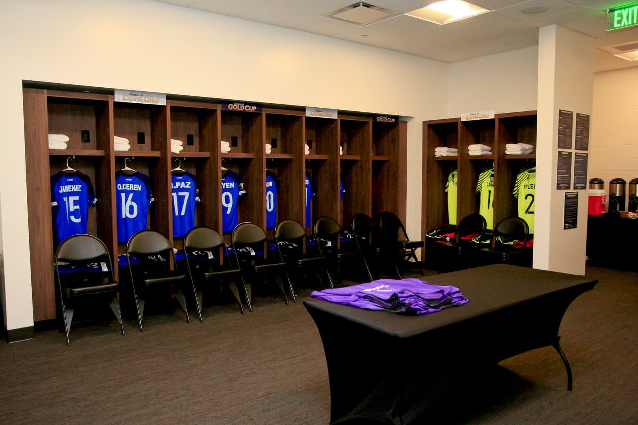 Excelente ambiente pusieron salvadoreños y hondureños en el duelo final del Grupo C de la Copa Oro en el Banc of California Stadium. El recinto en la ciudad de Los Ángeles se tiñó de blanco y azul, los colores de ambos equipos y ambas naciones. También captamos la llegada de los jugadores y entrenadores a este partido que pintaba muy atractivo.
