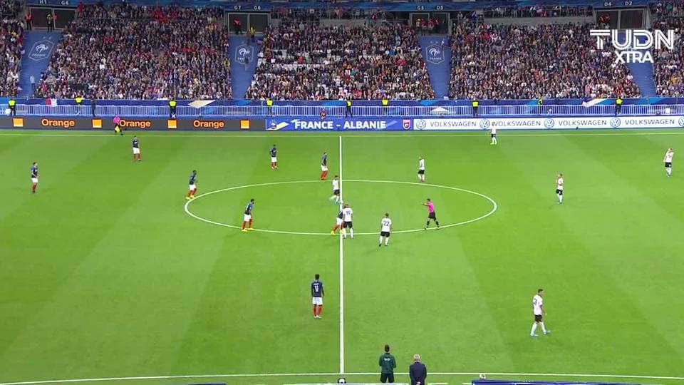 Arranca el partido y la pelota está en juego.