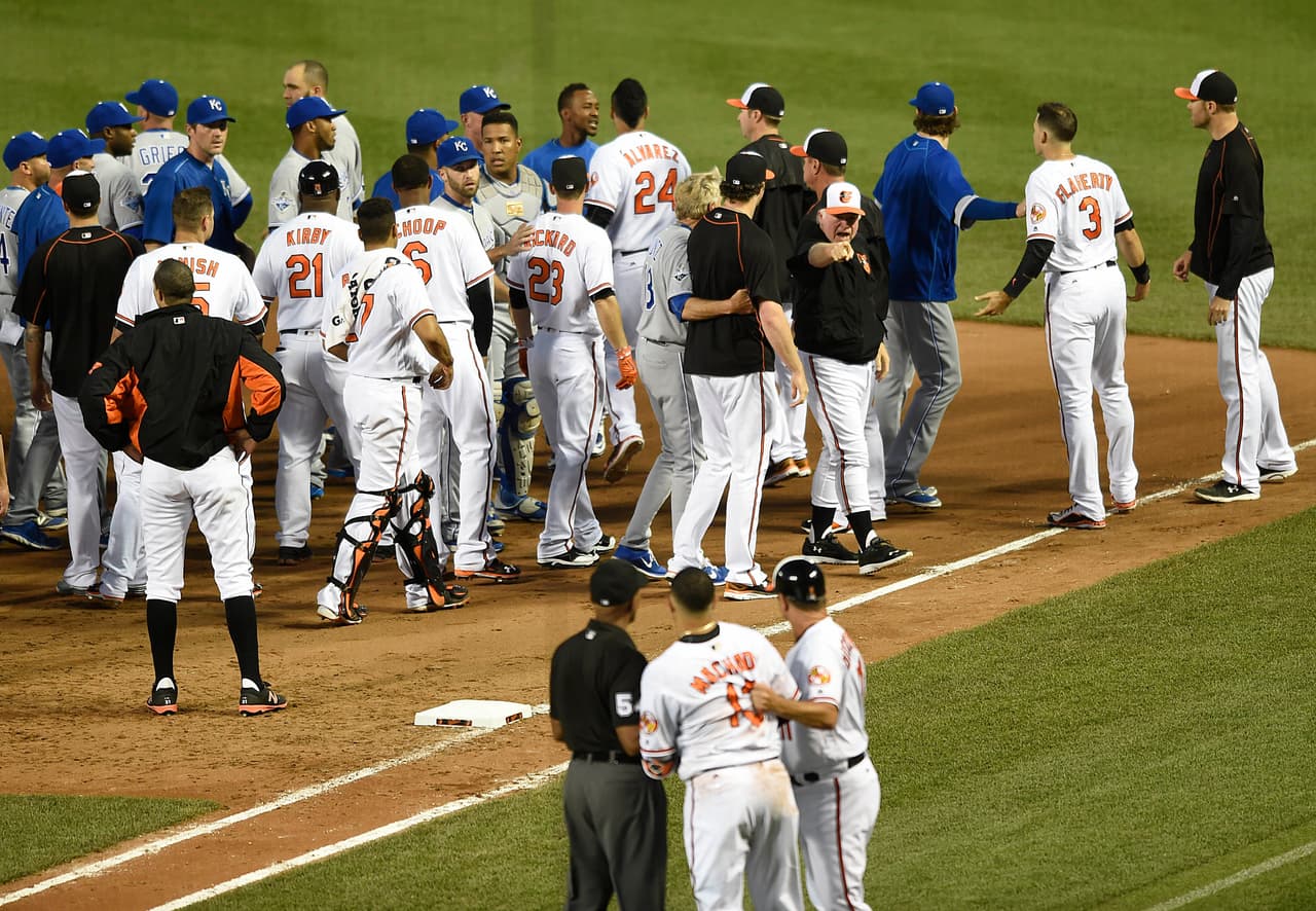 La pelea provocó que el resto de los peloteros de ambos equipos invadieran el campo para defender o separar a los venezolanos.
