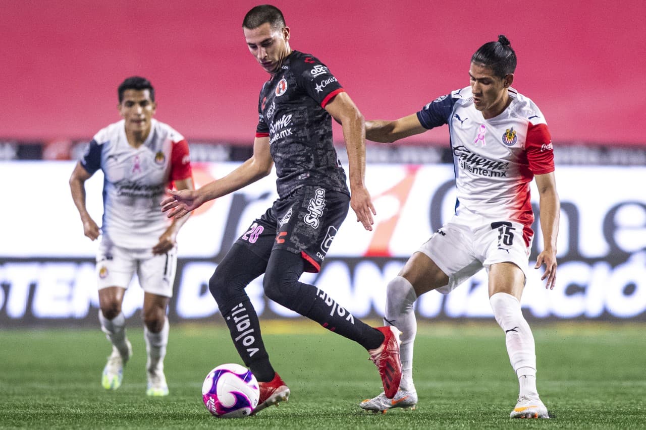 Xolos responde y con contragolpes rápidos le hacen peligro en su área a las Chivas.