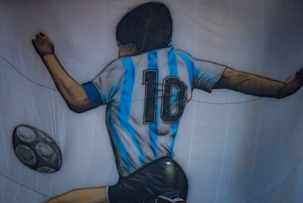 La manta recuerda la gesta heroica de Maradona en México '86.