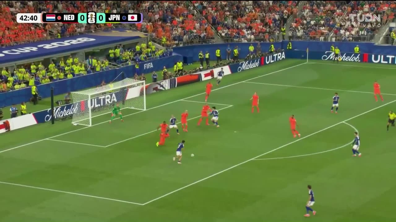 ¡Nakamura acaricia el gol! Su disparo pasa rozando el poste
